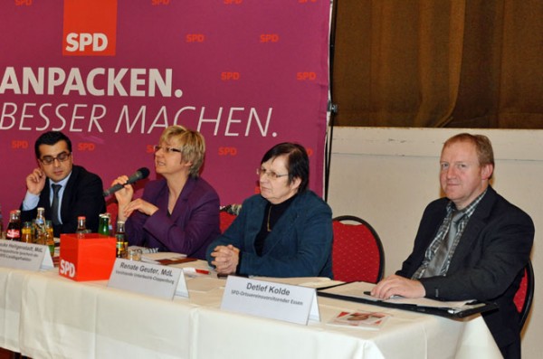 Podium der schulpolitischen Veranstaltung mit v. li.: SPD-Landtagskandidat Adem Ortac, Frau Heiligenstadt, MdL Renate Geuter, Ortsvereinsvorsitzender Detlef Kolde.
