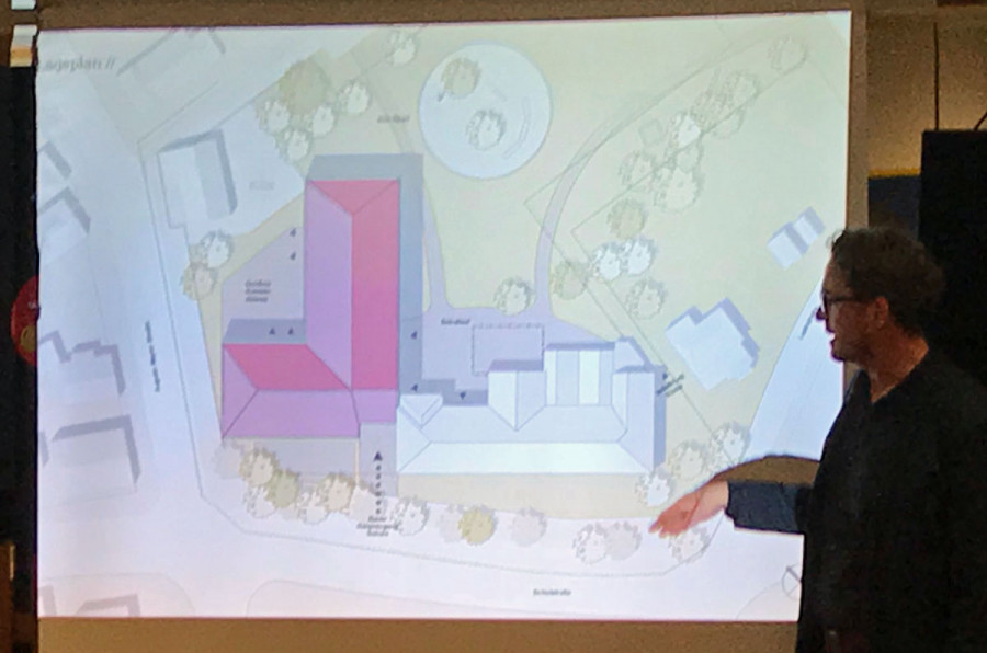 Architekt Michael Schröder bei seinem Vortrag