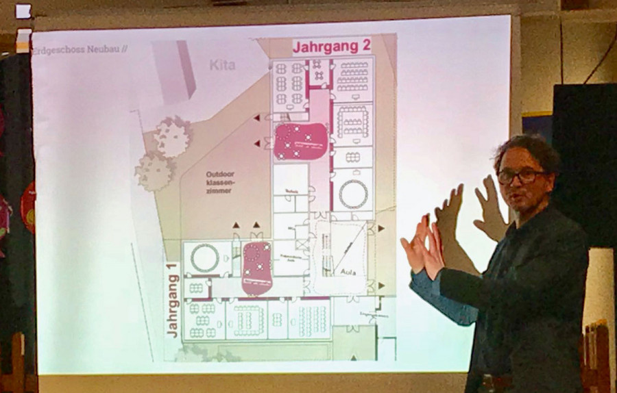 Architekt Michael Schröder bei seinem Vortrag