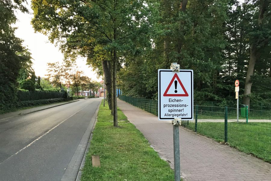 Befallsgebiet an der Ahauser Straße mit Warnhinweis