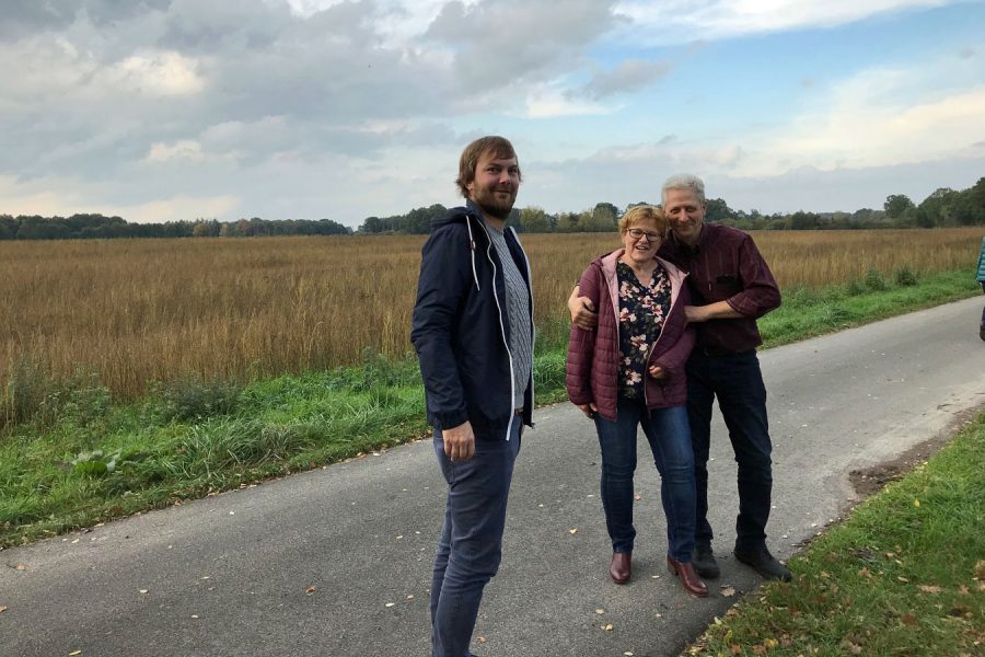 Im Hintergrund von Oliver Winkler, Renate Biemann und Michael Schneiders befinden sich die Landwirtschaftlichen Flächen, die als Baugebiet umgewidmet werden müssen.