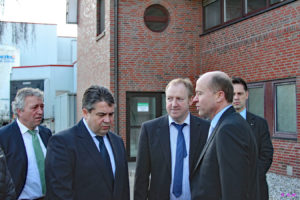 Der damalige Geschäftsführer Danish Crown empfängt Gabriel vor dem Verwaltungsgebäude von Danish Crown. Von Links Rainer Spiering (heutige agrarpolitische Sprecher der SPD-Bundestagsfraktion), Sigmar Gabriel, Detlef Kolde, Steen Sönnichsen