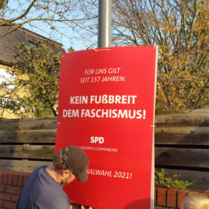 Befestigen des Plakates