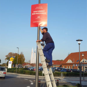 Aufhängen des Plakates