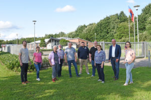 SPD-Mitglieder vor eienr Feuerwehr