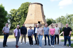 Gruppe vor der Mühle