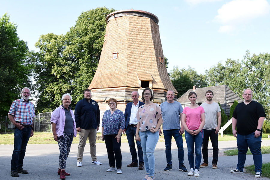 Gruppe vor der Mühle