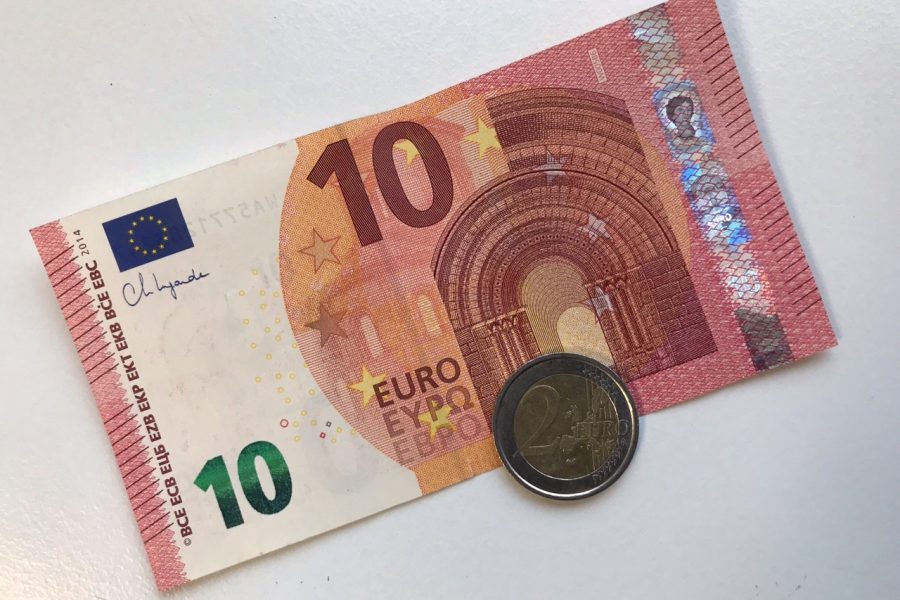 Das Bild zeigt 12 Euro